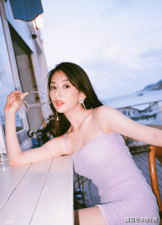 郭富城|郭富城带小22岁娇妻方媛亮相，穿黑白配情侣装，比年轻人还恩爱