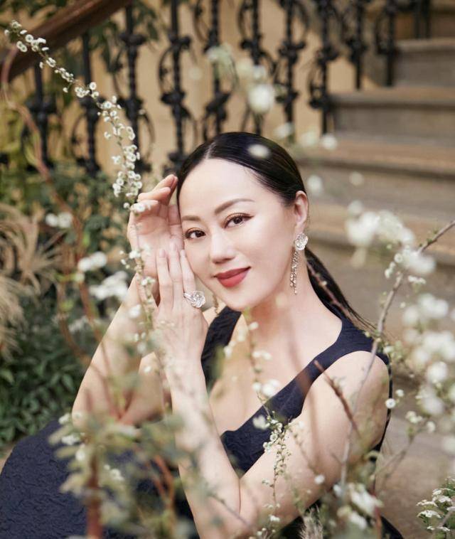 设计|章小蕙自带名媛气质,微胖身材穿小黑裙更迷人,一看就是高级贵妇
