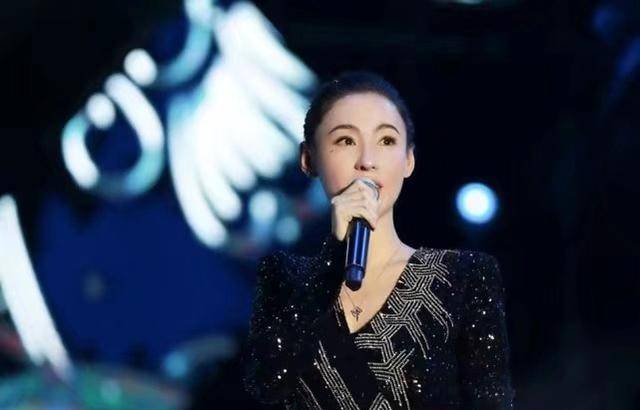 黑色|41岁张柏芝硬穿出黄金比例，一身干练又优雅，网友：气质很出众