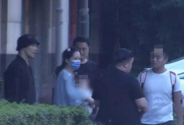 一身|小向太郭碧婷私下太邋遢!素颜穿睡衣直接出门,头发更是随便扎