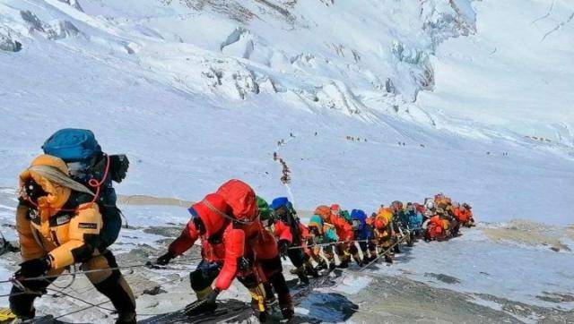挑战珠峰不幸丧命的攀登者，为何没人为他们收尸？原因很复杂！