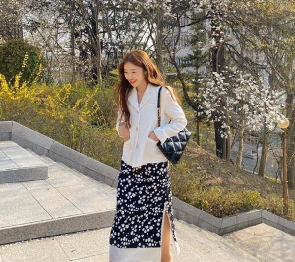 光头|与撒贝宁一家偶遇,龙凤胎儿子首次光头亮相,穿雏菊装胖到没脖子