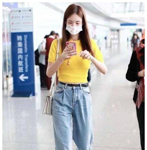 设计|金晨也太瘦了吧？穿吊带连衣裙露出纸片身材，幸好有气质撑着