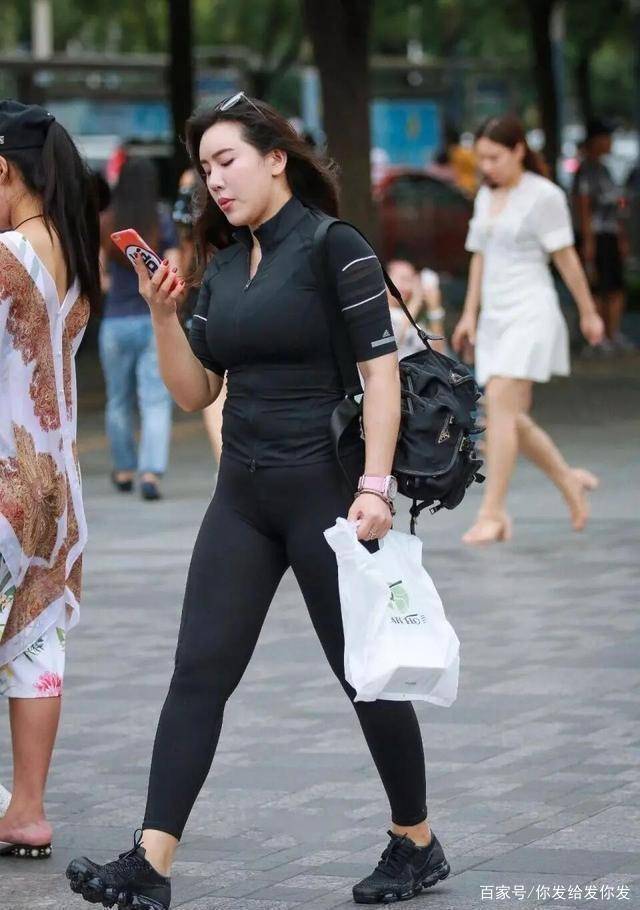 女孩子|黑色露脐长袖搭配黑色低腰打底裤,虽然很拉风,基本很少穿