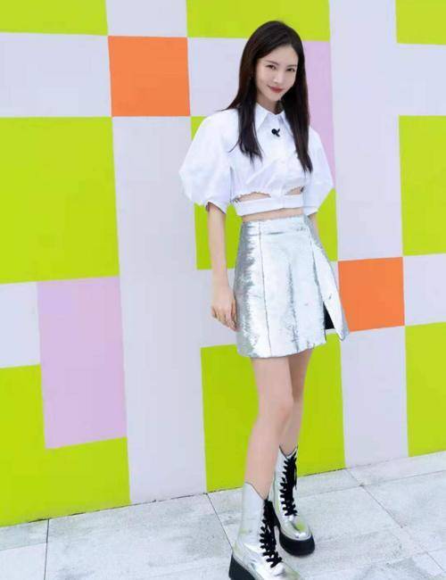 设计|金晨也太瘦了吧？穿吊带连衣裙露出纸片身材，幸好有气质撑着