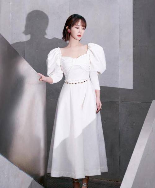 魅力|杨紫单身后瘦上瘾了？别人挤不进的鞋子，她还要绑上蝴蝶结