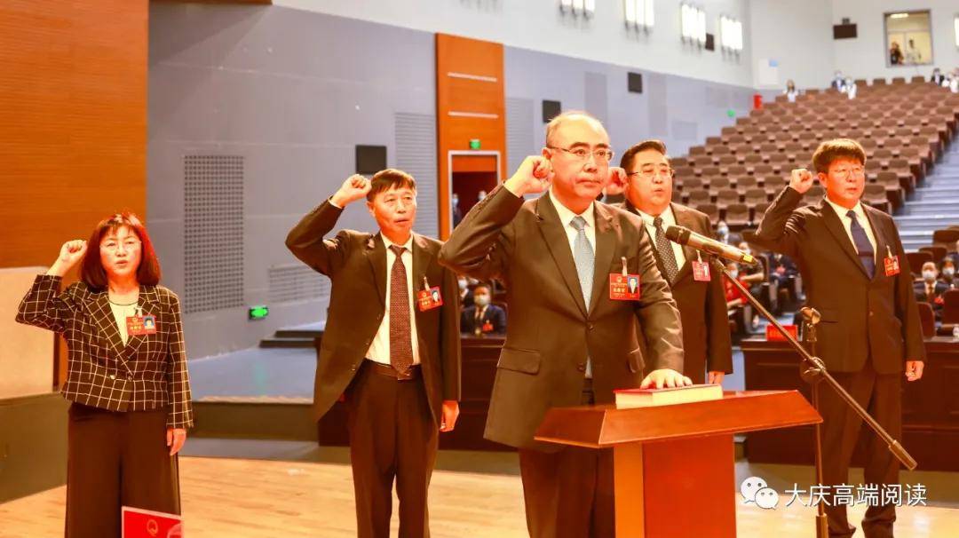 在全场热烈掌声中,李世峰为李岩松,王崇廷颁发当选证书,任贵生为