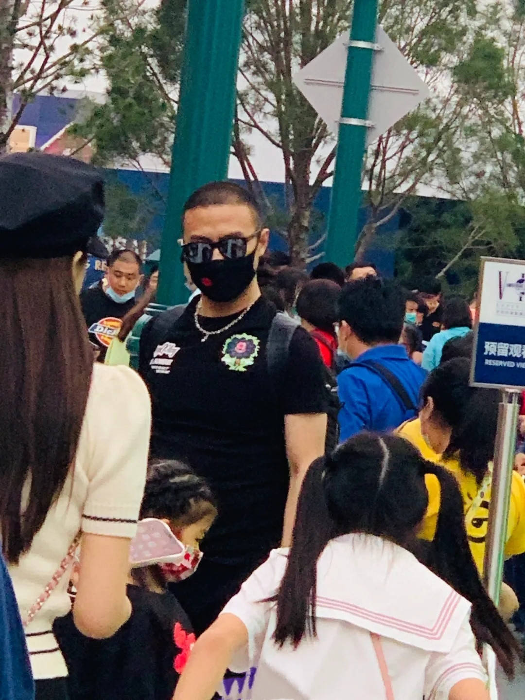 戴帽抱|章子怡一家游玩被偶遇！她穿黑裙戴帽抱娃变保姆，儿子眼睛像汪峰