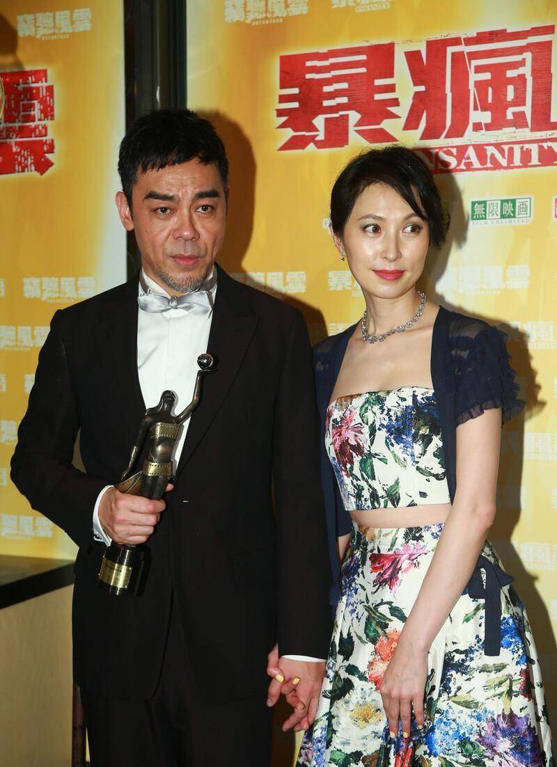 刘青云|刘青云妻子挺惊艳的，虽然妆容看着素，但是穿印花裙显出清新气度