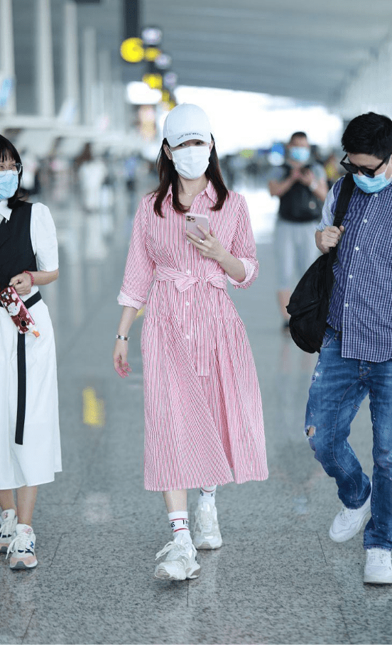 配饰|佘诗曼本来就够瘦了，腰间还要系腰带看着更瘦，但曲线真迷人