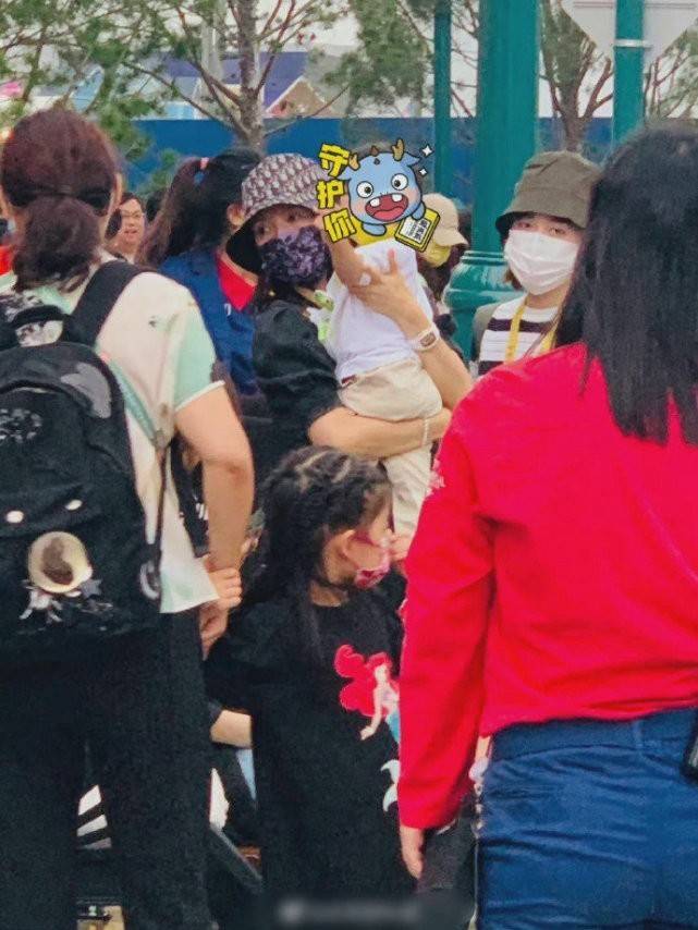 一身|章子怡一家五口现身北京环影！汪峰梳小辫，她穿休闲装一眼被认出