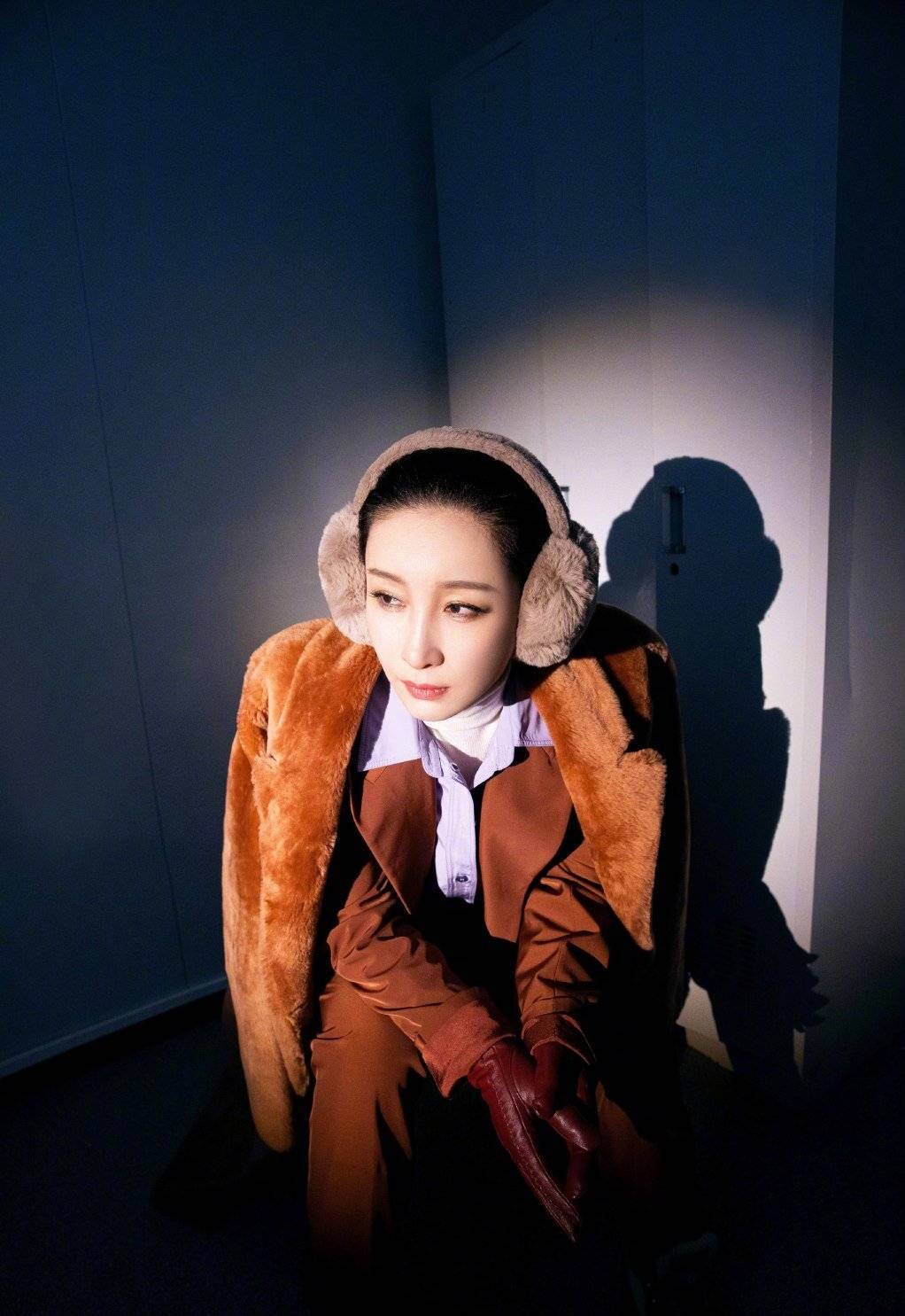 是属于|42岁秦海璐童心未泯,穿大地色大衣时髦复古,搭配耳包太可爱了