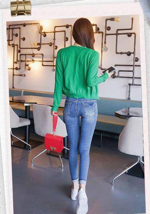 曲线|牛仔裤穿上非常的时尚，简单舒适尽显优雅气质，穿出性感女人味