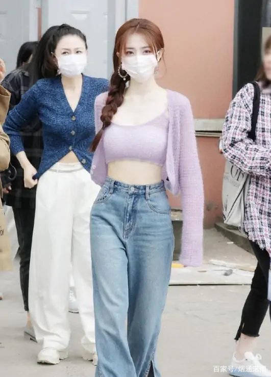 美貌|徐璐和妈妈一起出行，穿露腰装秀S身材曲线，美貌基因绝了