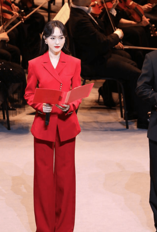 一身|唐嫣挑战“央视风”穿搭,一身正红西装优雅端庄,连气质都升华了