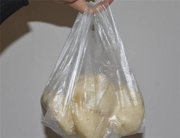 原创街头的早餐店把热腾腾的食物装在塑料袋里不怕有毒吗