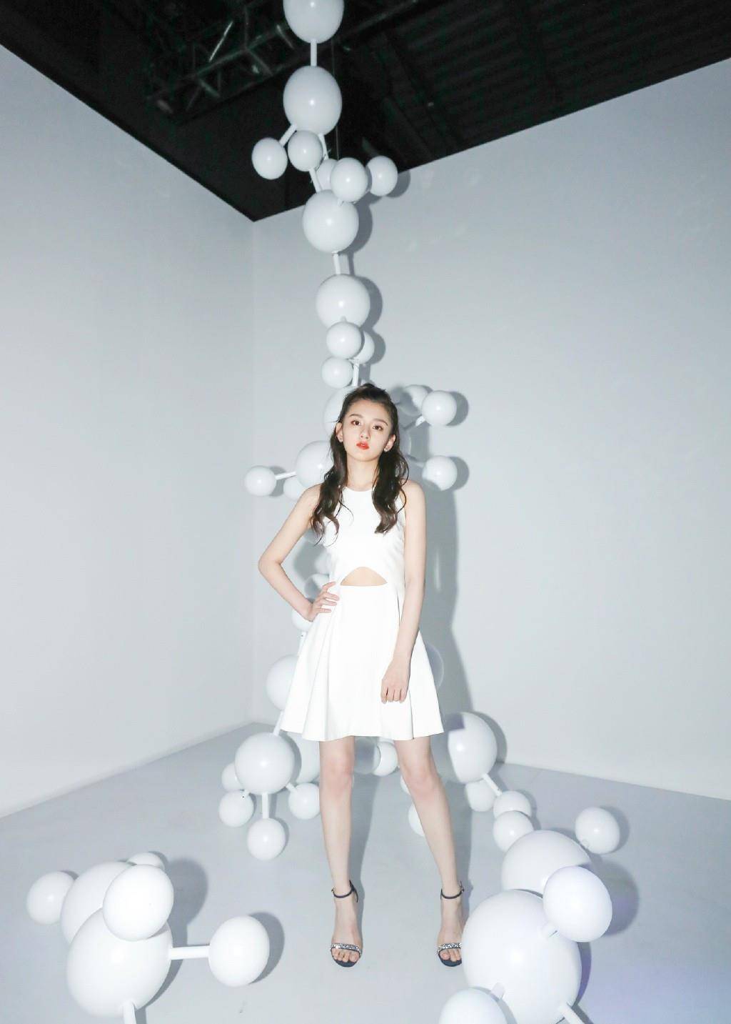 大腿|宋祖儿真会玩，复古长裙直接撩到大腿，配“锅盖刘海”俏皮性感