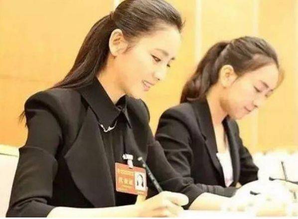 漂亮|人民大会堂开会不允许化妆，看到素颜出镜的明星，你认出了几个？