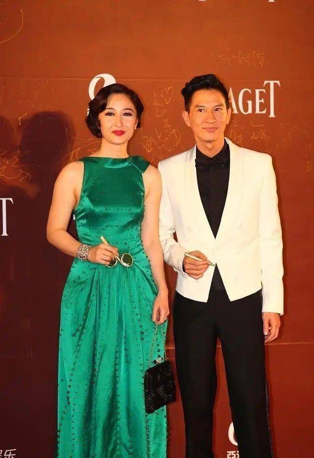 设计|张家辉真幸运,关咏荷一袭复古绿长裙美艳绝伦,奔六年纪依然女神