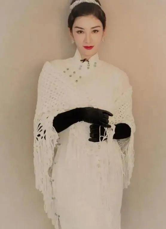 黄奕|43岁黄奕天生古典美，穿旗袍优雅又矜贵，同框林小宅也不输气质！