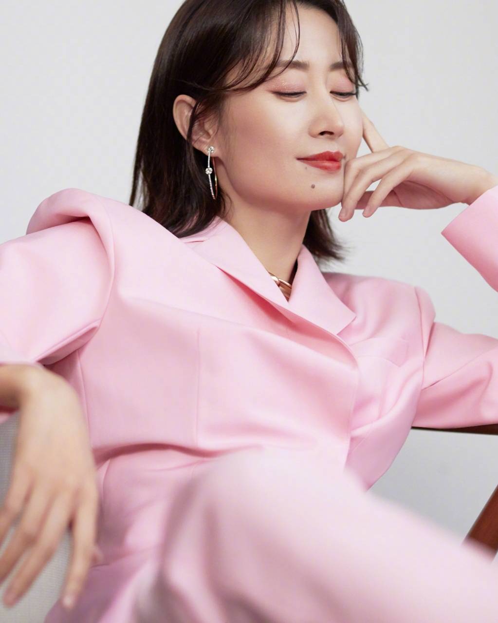 刘敏涛|45岁刘敏涛这么少女?穿粉色西装现身,尽显甜美和可爱