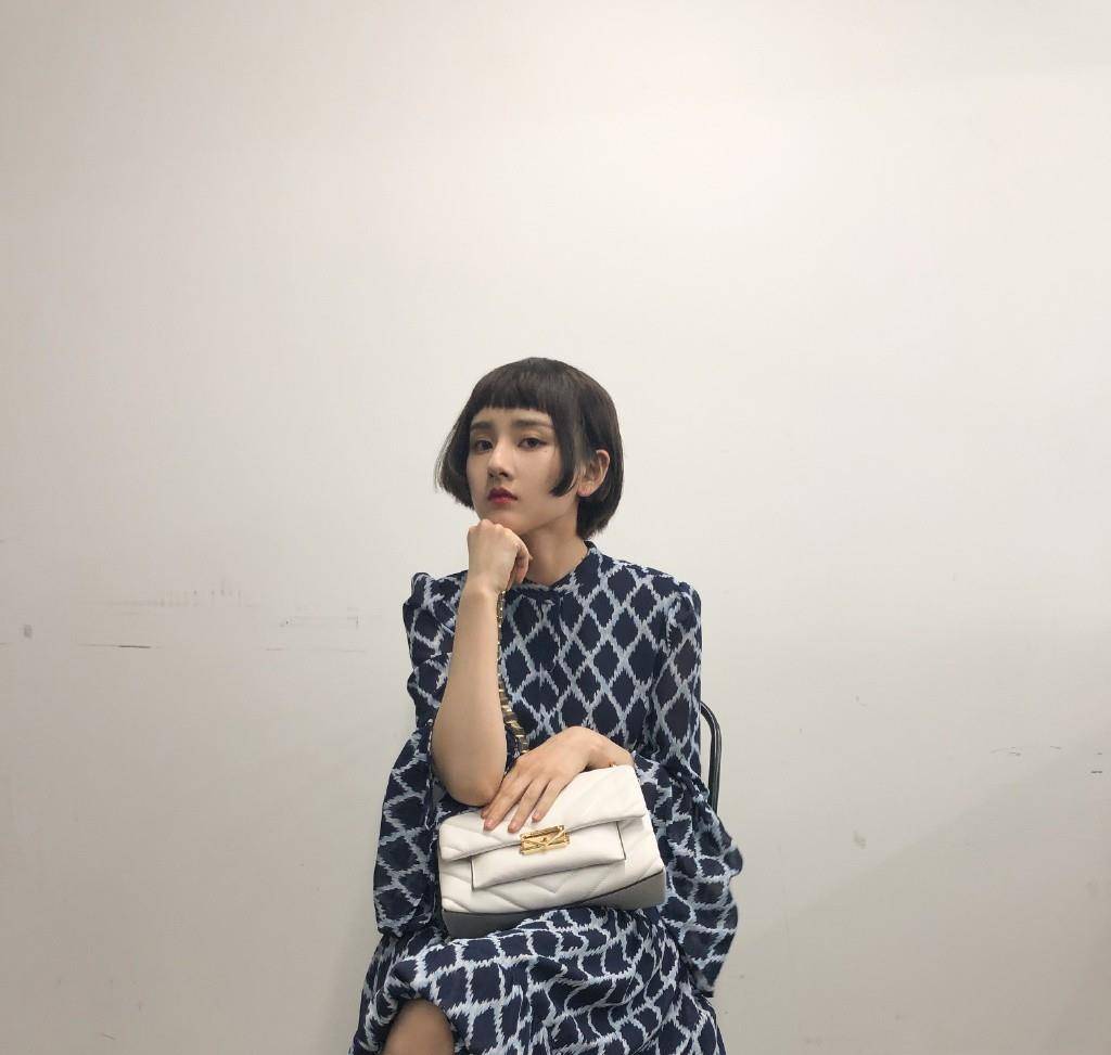 个性|宋祖儿晒私服照，一袭格纹轻纱裙配俏皮短发，复古又不失少女感