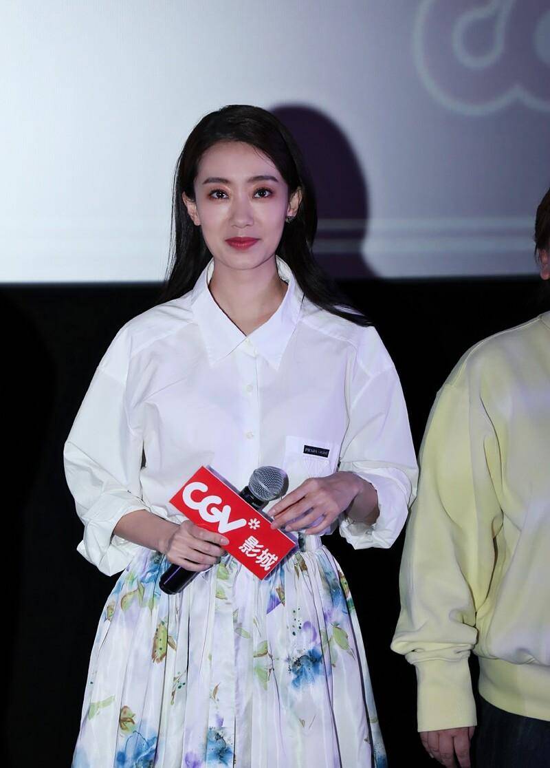 张小斐|张小斐成名后大变样,现身路演腰身粗壮一圈,裙子好普通可三万块