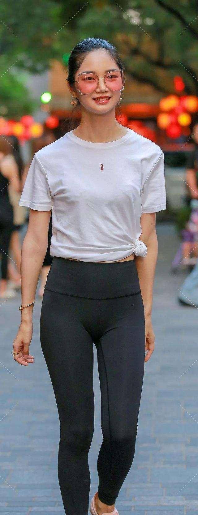 经验|一条充满热情的深沉打底裤，层次感特别强，还不显胖