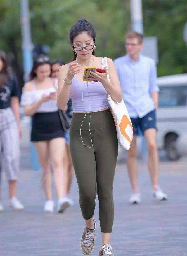 青春|时髦美丽的打底裤穿搭尽显青春姿态,凸显修长的身材,气质不凡