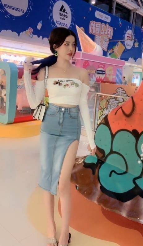 身材|时尚迷人的美女，穿“高开叉”裙子来游乐场，身材性感成焦点