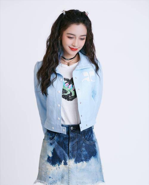 杨颖|杨颖最新上班私服，白色刺绣短T搭配牛仔裤，完美展现腰线