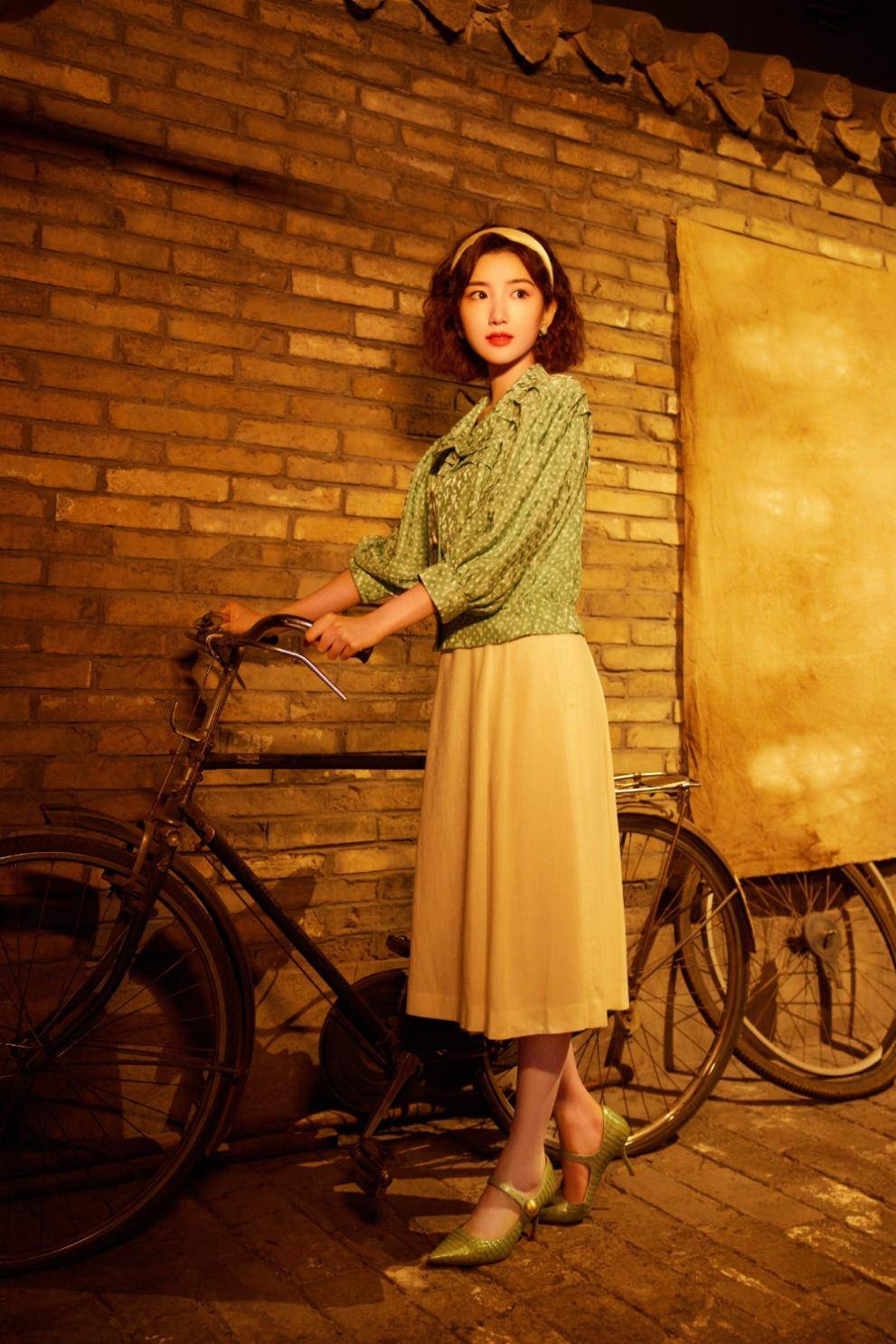 设计|毛晓彤80年代打扮好惊艳，穿花衬衫扮摩登女郎，戏里戏外都洋气