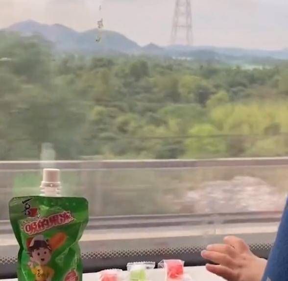 什么|湖南一萌娃车上“偷拿”零食，笑容萌翻乘客，网友：哪里可爱了？