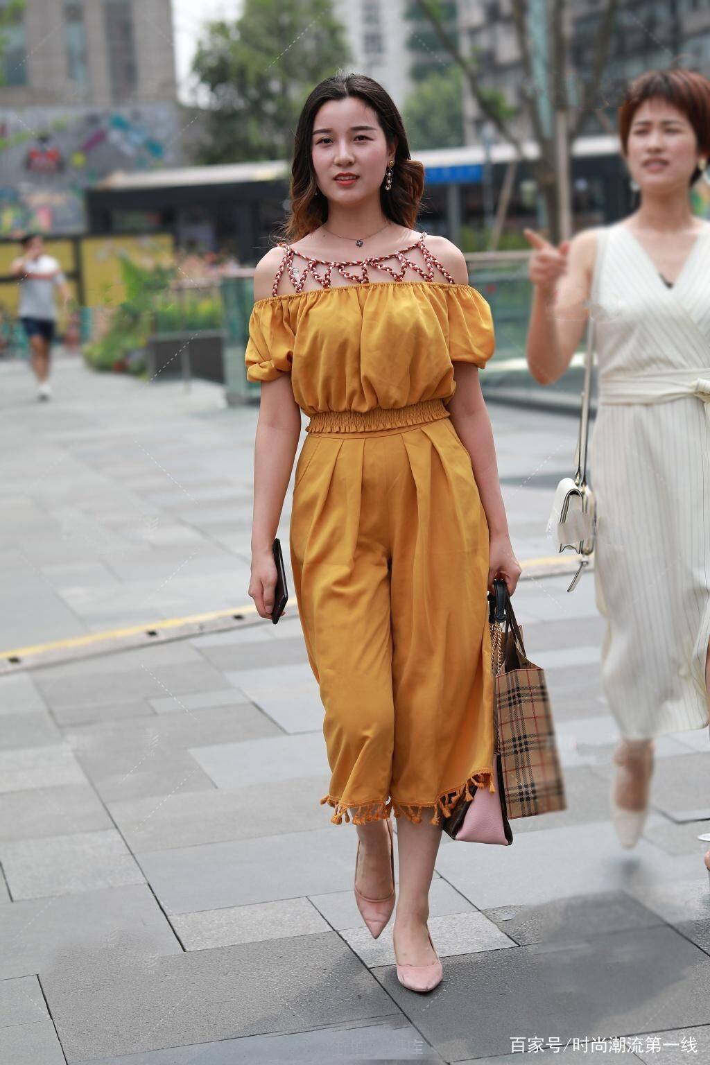 大局|“胯宽腰圆”不碍大局，只要穿搭合理得当，依旧展现身材线条！