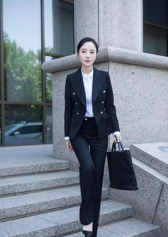 职场|李小璐挑战职场剧,终不再演少女,新剧穿搭成熟稳重堪比时尚秀
