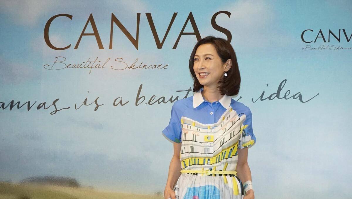 刘青云|刘青云妻子挺惊艳的，虽然妆容看着素，但是穿印花裙显出清新气度