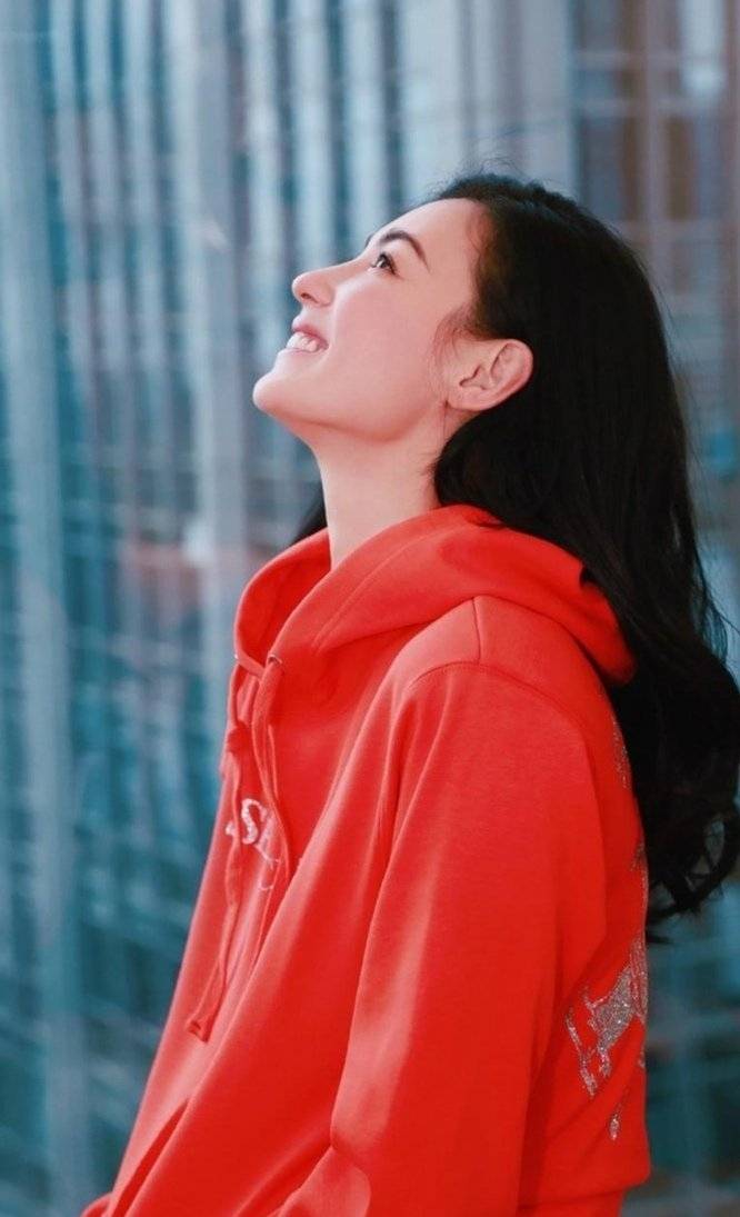 颜色|40岁张柏芝丝毫不显老,穿抹胸连体裤凹造型,瞬间美回初恋