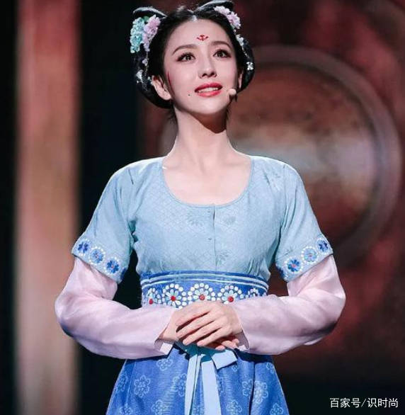 郭晶晶|郭晶晶穿汉服出席活动,头一次见她古装扮相,头上的配饰好少女心