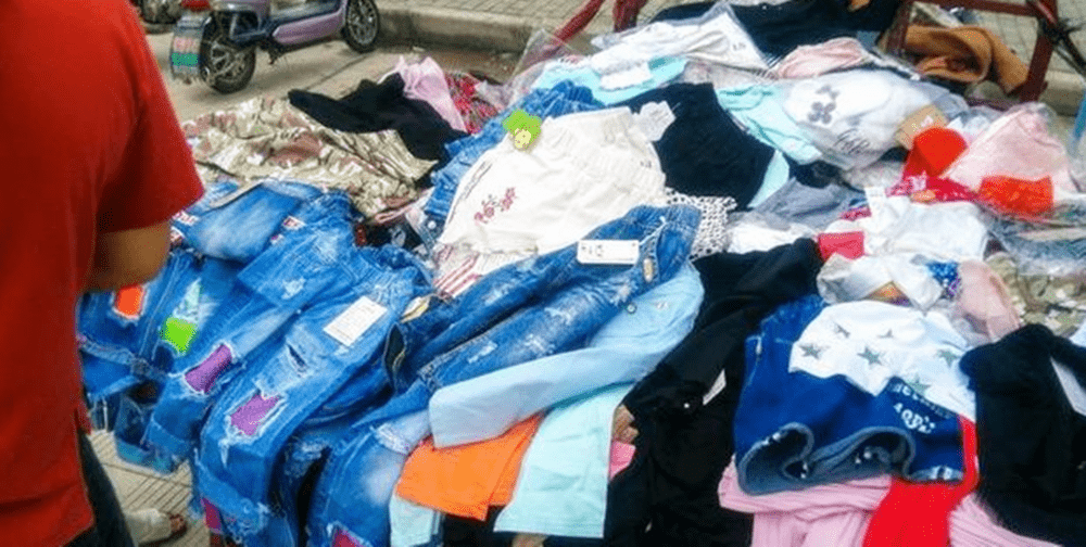 原创宝妈给娃买地摊货被群嘲没钱别生孩子十几元的衣服你会买吗