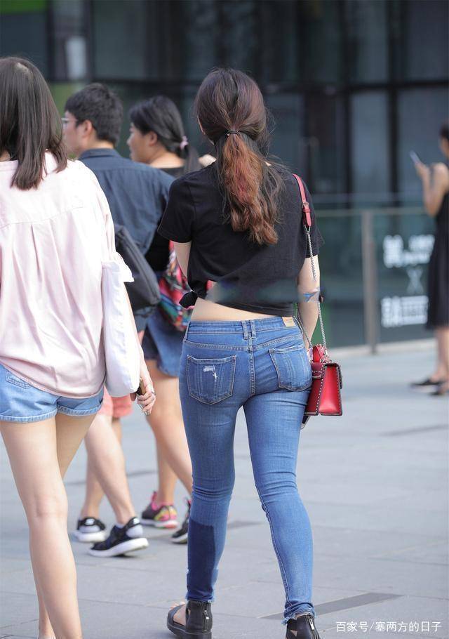黑色|黑色露腰短袖搭配蓝色居家打底裤，色彩协调，又不失活力