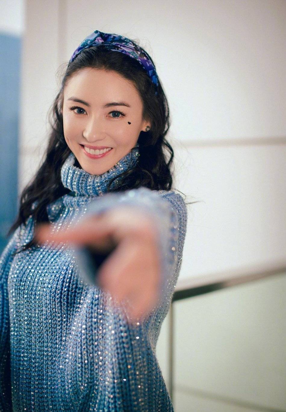 颜色|40岁张柏芝丝毫不显老,穿抹胸连体裤凹造型,瞬间美回初恋