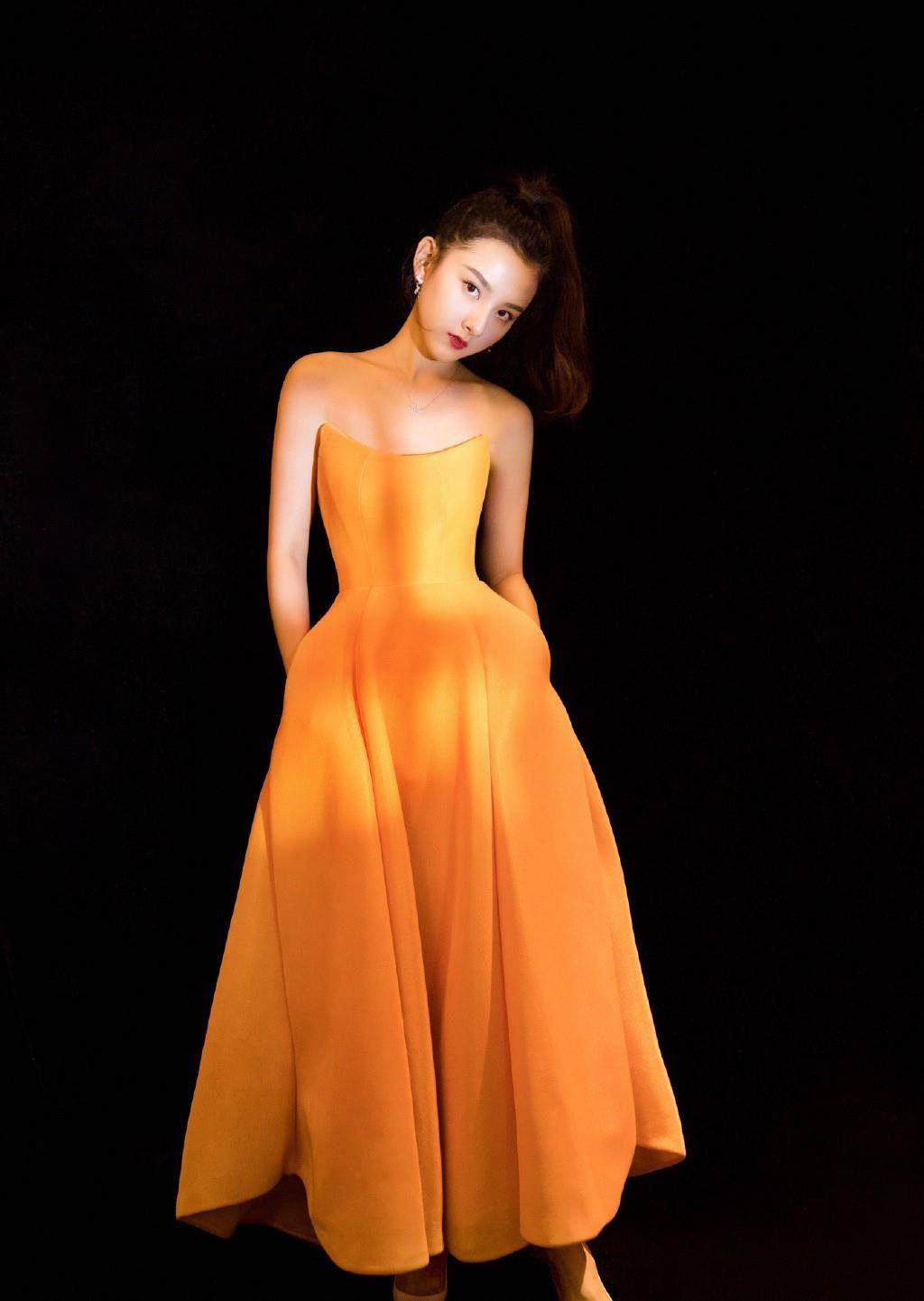 大腿|宋祖儿真会玩，复古长裙直接撩到大腿，配“锅盖刘海”俏皮性感