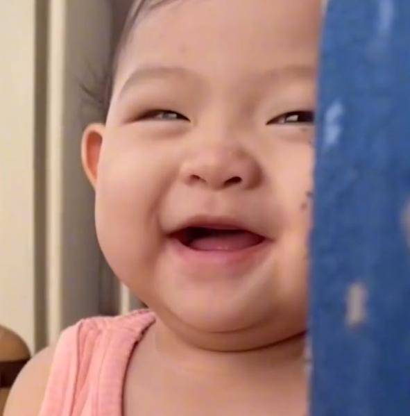 什么|湖南一萌娃车上“偷拿”零食，笑容萌翻乘客，网友：哪里可爱了？