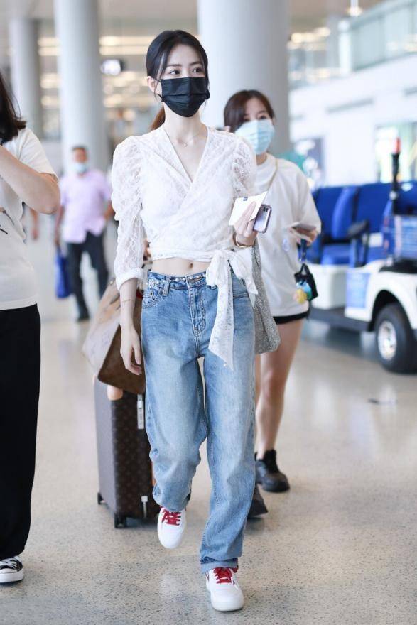 增加了|徐璐上衣喜欢“短一截”，露脐衫+高腰裤很洋气，这样穿回头率高