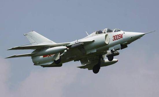 1982年从国外引进全向告警雷达,安装在强5飞机上,即成为了强5飞机的