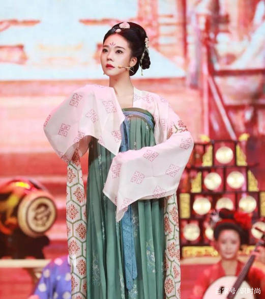 郭晶晶|郭晶晶穿汉服出席活动,头一次见她古装扮相,头上的配饰好少女心