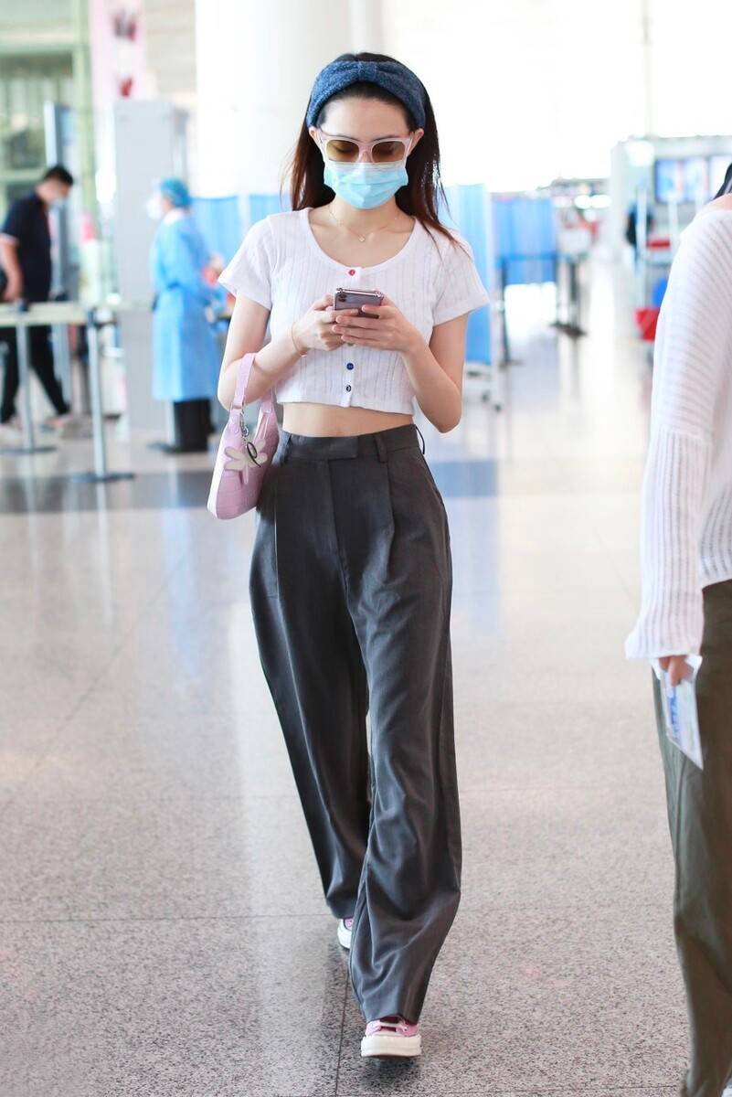 增加了|徐璐上衣喜欢“短一截”，露脐衫+高腰裤很洋气，这样穿回头率高