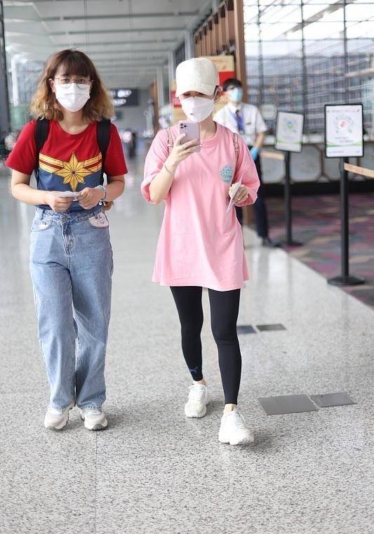 小姑娘|潘晓婷罕见走机场，穿粉T配瑜伽裤像小姑娘，39岁身材保持得真好