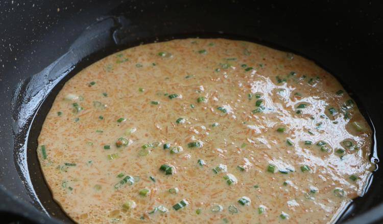 蔬菜|天热女儿最馋的早餐，手不粘面10分钟出锅，金黄柔软，上桌必光盘