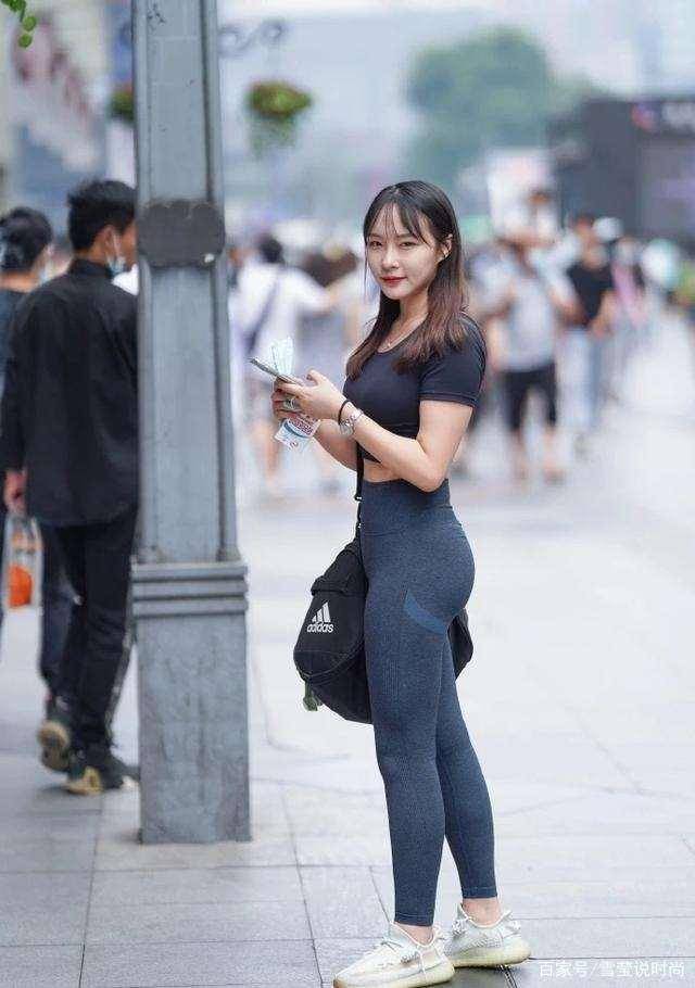 黑色|黑色露腰短袖搭配黑色运动打底裤，秋冬换季，轻松的穿搭